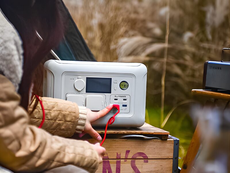 ALLPOWERS R600をキャンプ場で使用している画像