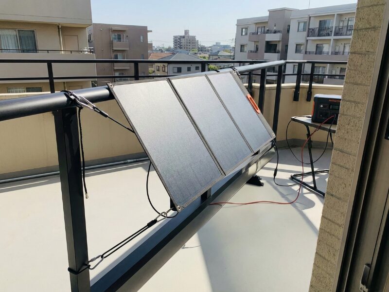 ベランダで対策を行って設置したソーラーパネル画像