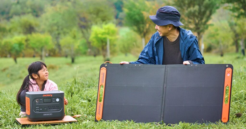 ソーラーパネルを使ってポータブル電源に充電している画像